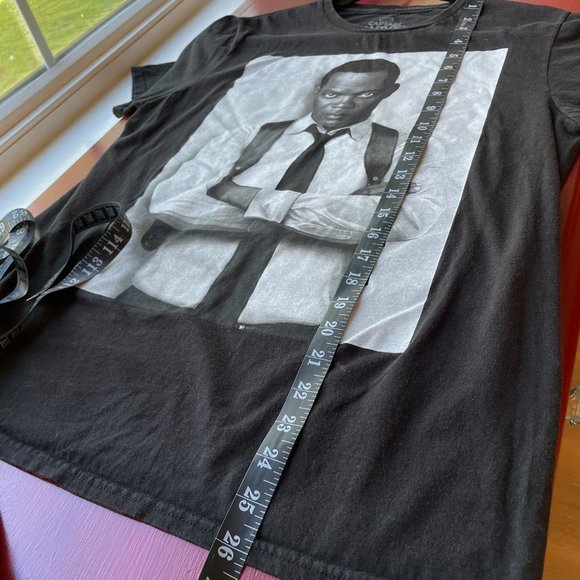 Marvel Captain Marvel Nick Fury Sz. Medium Black and White Imaged Graphic Shirt - Picture 5 of 6